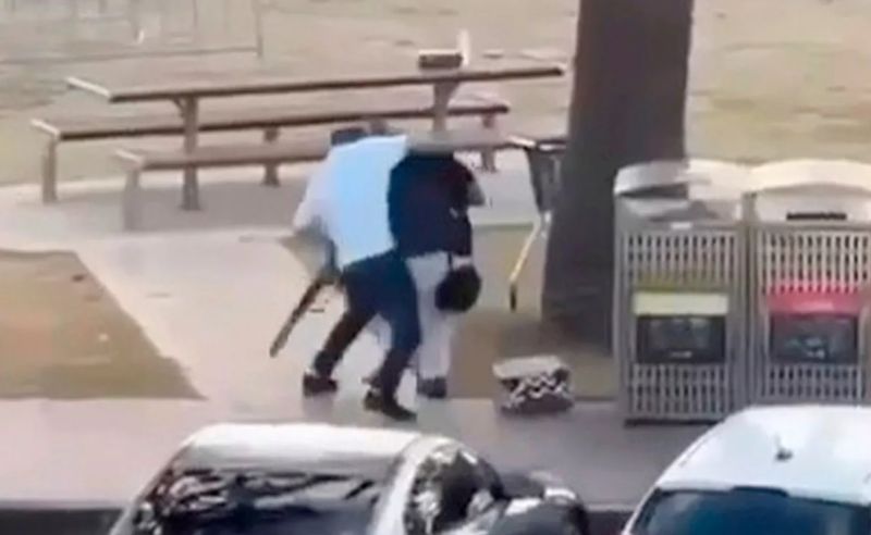 VIDEO Momentul incredibil în care un trecător îl deposedează de armă pe autorul masacrului de pe plaja din Sydney