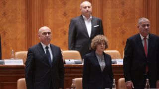 VIDEO Moțiunea &icirc;mpotriva Guvernului Bolojan, votată astăzi &icirc;n Parlament. Premierul, &icirc;n plenul comun: "Mingile și spectacolul au rolul lor, dar pe stadion"