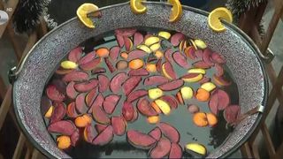 VIDEO &bdquo;Totul a crescut&rdquo;. Vinul fiert e tot mai scump