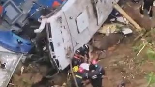 Un autocar plin cu elevi a căzut în gol 76 de metri, în Columbia. Sunt zeci de morți și persoane rănite