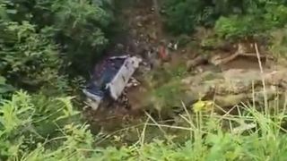 Un autocar plin cu elevi a căzut în gol 76 de metri, în Columbia. Sunt zeci de morți și persoane rănite