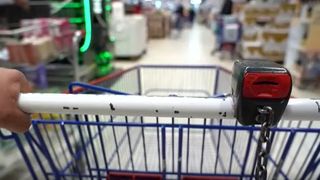 VIDEO Masa de Crăciun a rom&acirc;nilor, tot mai săracă din cauza scumpirilor. Oamenii nu mai cumpără la fel de mult 