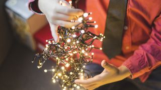 Un bărbat a murit c&acirc;nd orna cu instalații de Crăciun sediul firmei unde era angajat