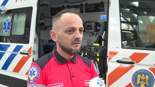VIDEO &bdquo;Trebuie să facem mai mult pentru cei care nu au posibilități&rdquo;. Rareș, asistent pe ambulanță &icirc;n Sibiu, oferă lecții de omenie