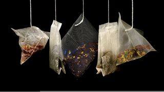 De ce iarna spaniolii pun pliculețe de ceai la ferestre. Trucul care &icirc;ți salvează casa de o problemă majoră