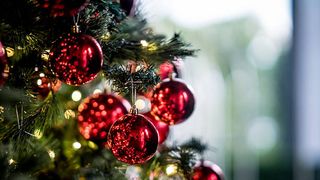 Un bărbat, la un pas de a primi interdicție să mai cumpere globuri de Crăciun dintr-un magazin! Proprietarul susține că a luat prea multe