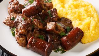 Tragedie la tăierea porcului. Un bărbat a murit după ce a m&acirc;ncat &rdquo;pomana porcului&rdquo;