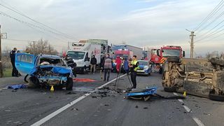 O șoferiță de 78 de ani a provocat panică pe o șosea din Cluj. Trei persoane au ajuns la spital