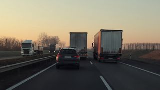 Amenzi pentru șoferi: c&acirc;t plătești dacă depășești pe linie continuă