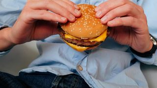 (P) Ce alimente ar trebui evitate pentru a preveni hemoroizii: explicații utile