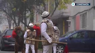 VIDEO &bdquo;Ne ducem tradiția mai departe&rdquo;. Colindătorii din Bacău străbat Rom&acirc;nia &icirc;n turneu