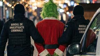 "Grinch" a fost prins &icirc;n Bistrița! T&acirc;nărul de 23 de ani este suspectat că a distrus un decor de Crăciun