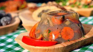 Greșeala banală care &icirc;ți strică piftia. Trucul simplu care o face limpede ca sticla