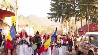 VIDEO Brondoșii fac zarvă pe străzile din Cavnic. Obiceiul străvechi care alungă spiritele rele