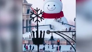 VIDEO Un om de zăpadă gigant a devenit atracția principală din China