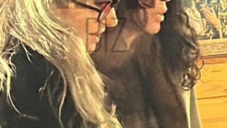 Mihaela Rădulescu, sf&acirc;șiată de durere la căpăt&acirc;iul mamei ei. Imagini de la capela unde este depus sicriul cu trupul ne&icirc;nsuflețit al Marilenei