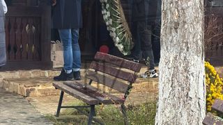 Mihaela Rădulescu, sf&acirc;șiată de durere la căpăt&acirc;iul mamei ei. Imagini de la capela unde este depus sicriul cu trupul ne&icirc;nsuflețit al Marilenei