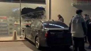 Accident halucinant &icirc;ntr-o parcare din Lugoj! Un șofer de 20 de ani a intrat cu mașina &icirc;n vitrina unui supermarket. Greșeala care l-a lăsat fără permis de conducere