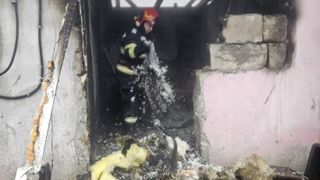 Bebeluș de 5 luni, ars pe 65% din corp după un incendiu puternic &icirc;n Hunedoara. Micuțul a suferit arsuri pe față, piept și m&acirc;ini