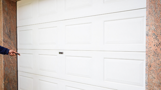 (P) Cum se realizează corect procesul de automatizare a ușilor de garaj și ce presupune? 