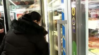 VIDEO Goana după cumpărături de Crăciun: Rom&acirc;nii cheltuiesc sume record, uit&acirc;nd de buget