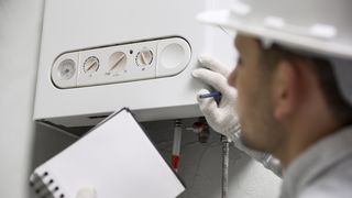 Cum reglezi corect presiunea la centrala termică