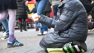 Povestea sf&acirc;șietoare a unei rom&acirc;nce de 75 de ani, ajunsă să cerșească &icirc;n Germania pentru a-și ajuta familia din Rom&acirc;nia: &bdquo;Prima dată a fost foarte greu. Mi-a fost rușine, am pl&acirc;ns&rdquo;