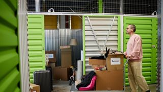 (P) Bradul artificial, decorațiunile sau alte obiecte &icirc;ți ocupă spațiul? Alege servicii de depozitare rapide și sigure 