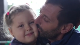 VIDEO Dorul de casă și tradiții: Povestea lui Marius, rom&acirc;nul din diaspora care se &icirc;ntoarce acasă de sărbători