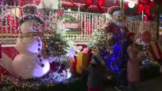 VIDEO Magia zăpezii artificiale &icirc;nc&acirc;ntă vizitatorii T&acirc;rgului de Crăciun din Piața Constituției