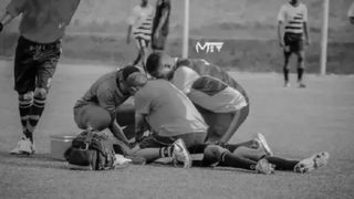 Un jucător de fotbal a murit pe teren, &icirc;n timpul unui meci de campionat. Coechipierii săi cred că ar fi vorba de vrăjitorie