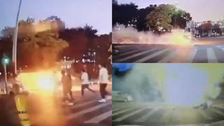 VIDEO Momentul &icirc;n care bicicleta electrică a unui curier ia foc din mers, &icirc;n drum spre un client. Livratorul a fost transportat la spital &icirc;n stare gravă