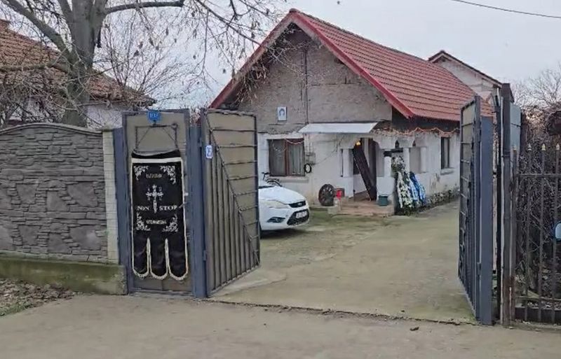 Zeci de coroane și candele aprinse la priveghiul lui Ion Drăgan