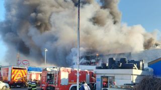 Incendiu puternic la un depozit din București. A fost emis mesaj RO-ALERT. Anunțul făcut de Raed Arafat: &bdquo;Fumul este toxic. Oamenii să &icirc;și &icirc;nchidă geamul, orice aerisire și să răm&acirc;nă &icirc;n casă&rdquo;