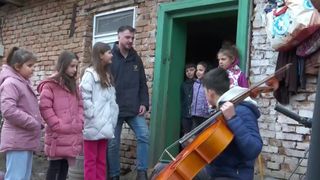 VIDEO Frații Graur aduc speranță și bucurie familiilor nevoiașe din județul Brașov