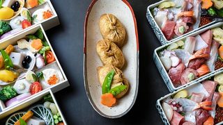 Ce se măn&acirc;ncă de Revelion: Idei de meniu pentru masa de Anul Nou 2026