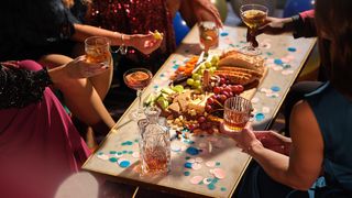 Ce se măn&acirc;ncă de Revelion: Idei de meniu pentru masa de Anul Nou 2026