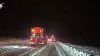 VIDEO &bdquo;Vizibilitatea este foarte scăzută&rdquo;. Viscolul puternic paralizează circulația &icirc;n zonele montane și pe drumurile naționale