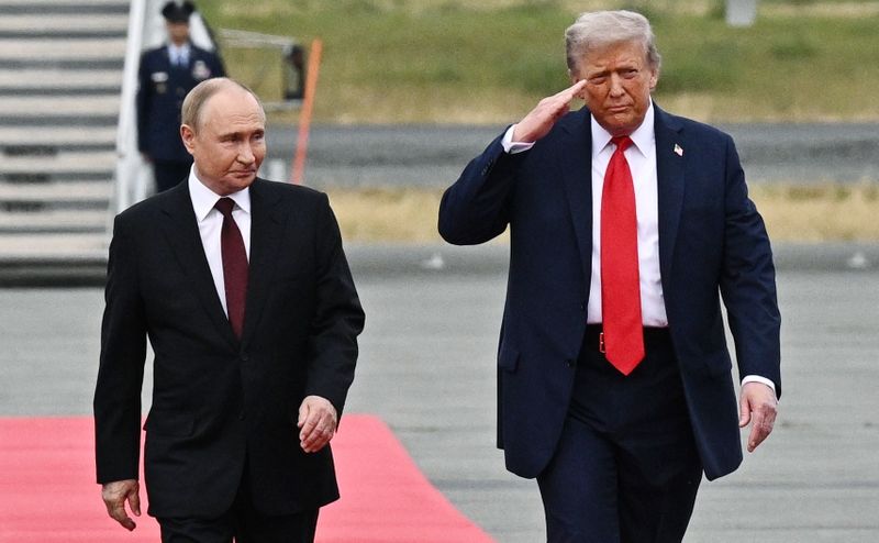 Vladimir Putin, primit cu covorul roșu de Trump pe pământ american