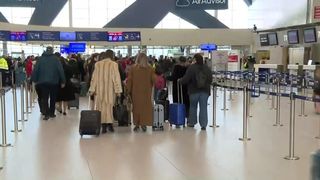 VIDEO &bdquo;Mi se pare normal să te bucuri măcar 2-3 zile&rdquo;. Tot mai mulți rom&acirc;ni sunt pregătiți să petreacă Revelionul departe de casă