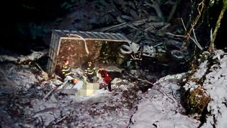 Ei sunt bărbații morți &icirc;n Ajun de Anul Nou, la Sibiu. Marcel și Romulus, pădurar și șofer, s-au răsturnat cu camionul &icirc;ntr-o r&acirc;pă