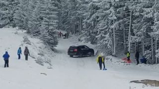 VIDEO Momentul &icirc;n care o mașină intră pe marginea unei p&acirc;rtii, &icirc;n Par&acirc;ng. Turiștii s-au panicat