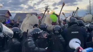 VIDEO &bdquo;Nu o să se termine&rdquo;. Tradiție cu &icirc;mbr&acirc;nceli și gaze lacrimogene la Ruginoasa