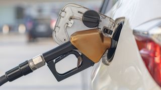 VIDEO Carburanții se scumpesc de la miezul nopții