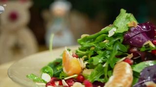 VIDEO Salata, un preparat gustos și versatil. Ce ingrediente sunt necesare