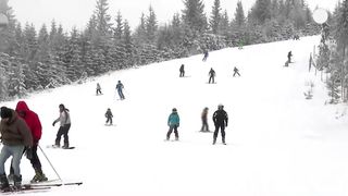 VIDEO &bdquo;Ne-am &icirc;mbrăcat corespunzător&rdquo;. P&acirc;rtii pline &icirc;n prima zi din an