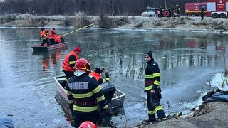 VIDEO Intervenție de urgență &icirc;n Olt. Doi pescari, tată și fiu, au căzut &icirc;n r&acirc;u. Unul dintre ei a fost scos inconștient din apă