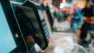 VIDEO Magazinele, obligate să permită plata cu cardul