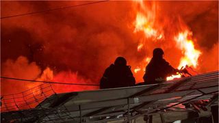 Rusia, primul atac asupra Kievului din 2026. Cel puțin doi oameni au murit, un spital este &icirc;n flăcări