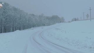 VIDEO &bdquo;Nu au loc să treacă&rdquo;. Circulație dificilă din cauza zăpezilor